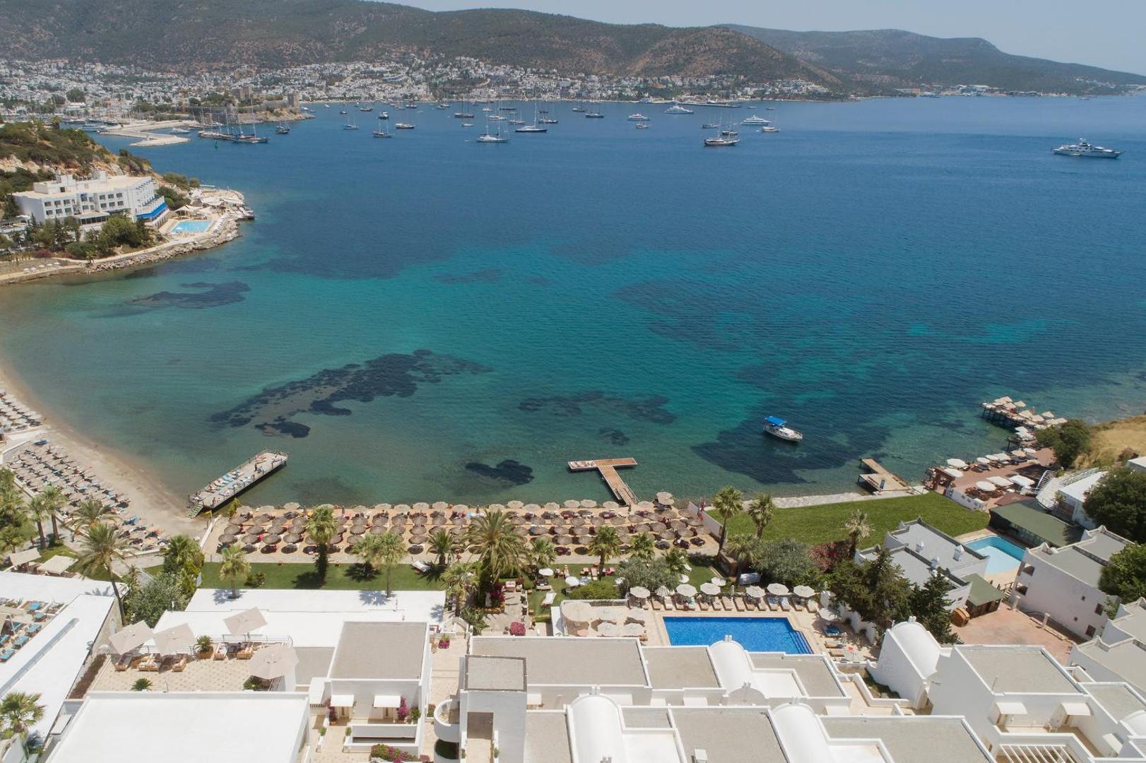 Prive Hotel Bodrum skats no putna lidojuma uz viesnīcas teritoriju, privāto pludmali, āra baseinu un zilo Egejas jūras līci Bodrumā.