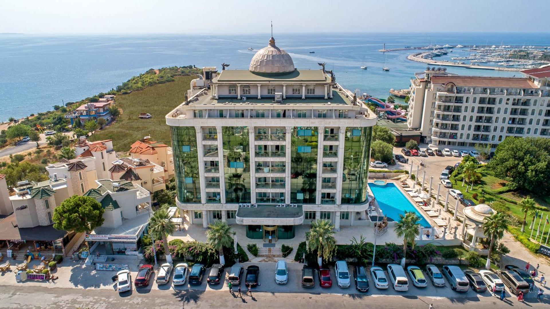 LAUR HOTELS Experience & Elegance ēkas skats no augšas Didimā, Turcijā — galvenais korpuss ar kupolu, āra baseins un Egejas jūras piekraste
