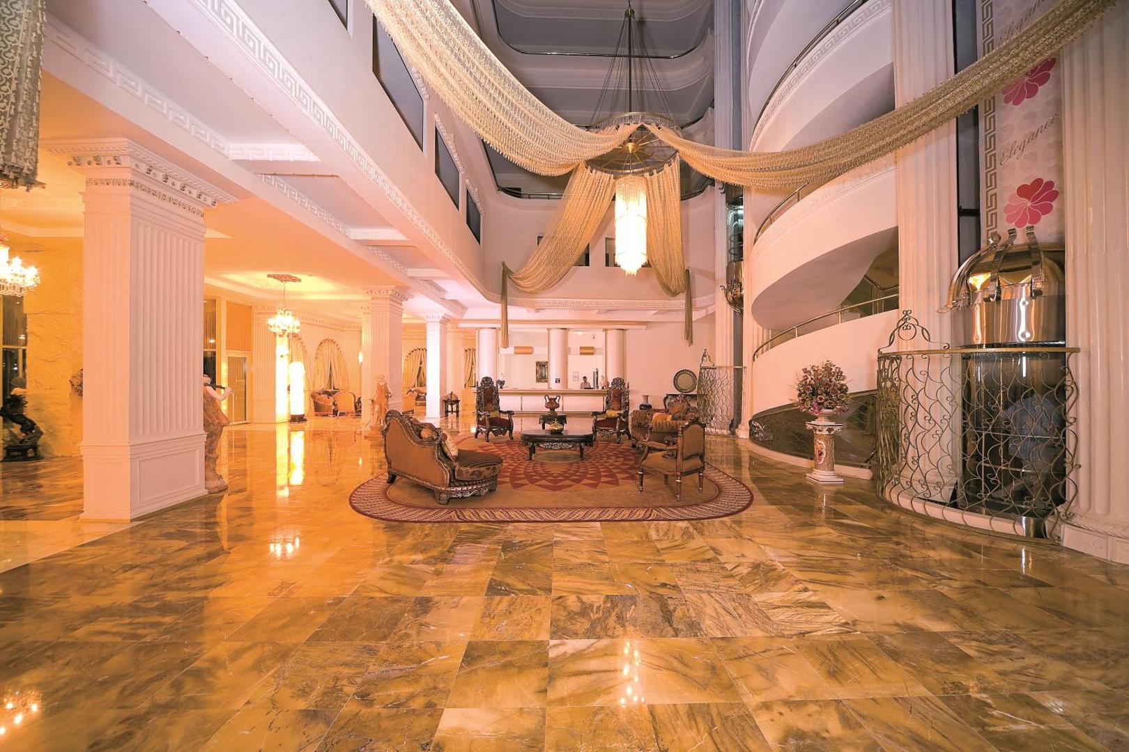Laur Hotels Experience & Elegance greznais vestibils ar marmora grīdu, klasiskām mēbelēm un iespaidīgu lustru Didimā, Turcijā