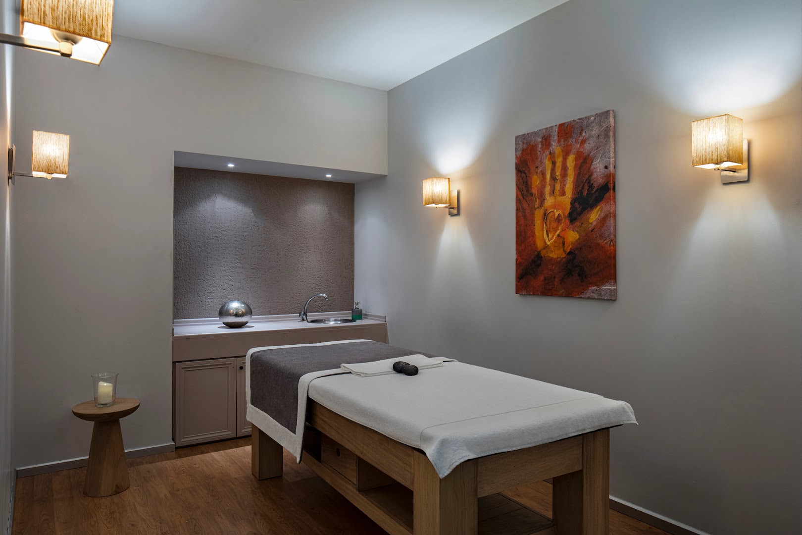 Mājīga masāžas telpa DoubleTree by Hilton Bodrum Isil Club Resort spa zonā ar koka elementiem un siltu apgaismojumu