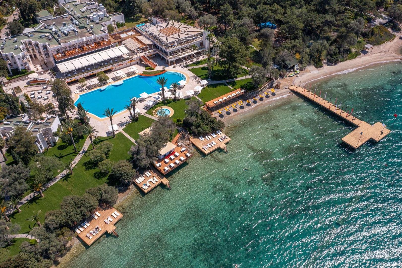 DoubleTree by Hilton Bodrum Isil Club Resort skats no putna lidojuma uz āra baseinu, privāto pludmali un koka laipām Egejas jūras piekrastē.