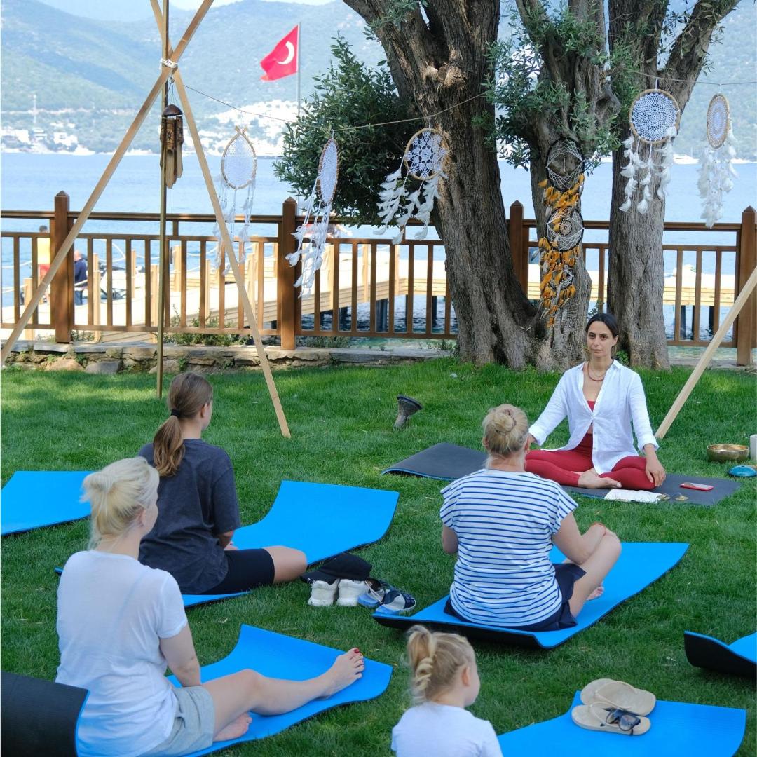 DoubleTree by Hilton Bodrum Isil Club Resort jogas nodarbība brīvā dabā uz zālāja pie jūras ar skatu uz līci