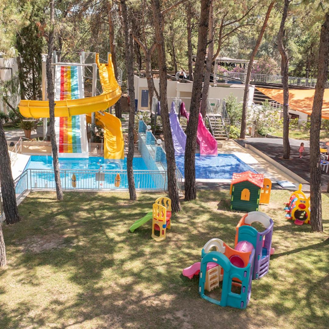 DoubleTree by Hilton Bodrum Isil Club Resort bērnu ūdens atrakciju parks un rotaļu laukums priežu meža ielokā