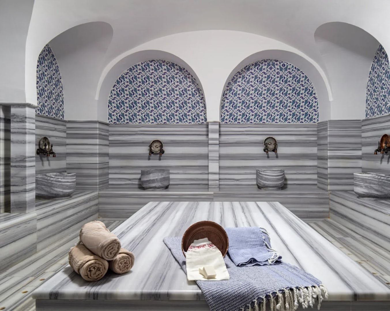 Tradicionāls turku hamams DoubleTree by Hilton Bodrum Isil Club Resort spa centrā ar marmora apdari un rakstainām flīzēm