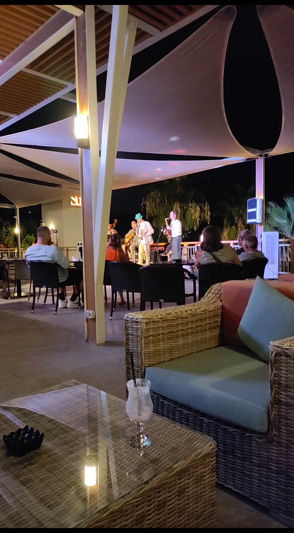 DoubleTree by Hilton Bodrum Isil Club Resort vakara izklaides programma brīvdabas terasē ar dzīvo mūziku un džezu piekrastē