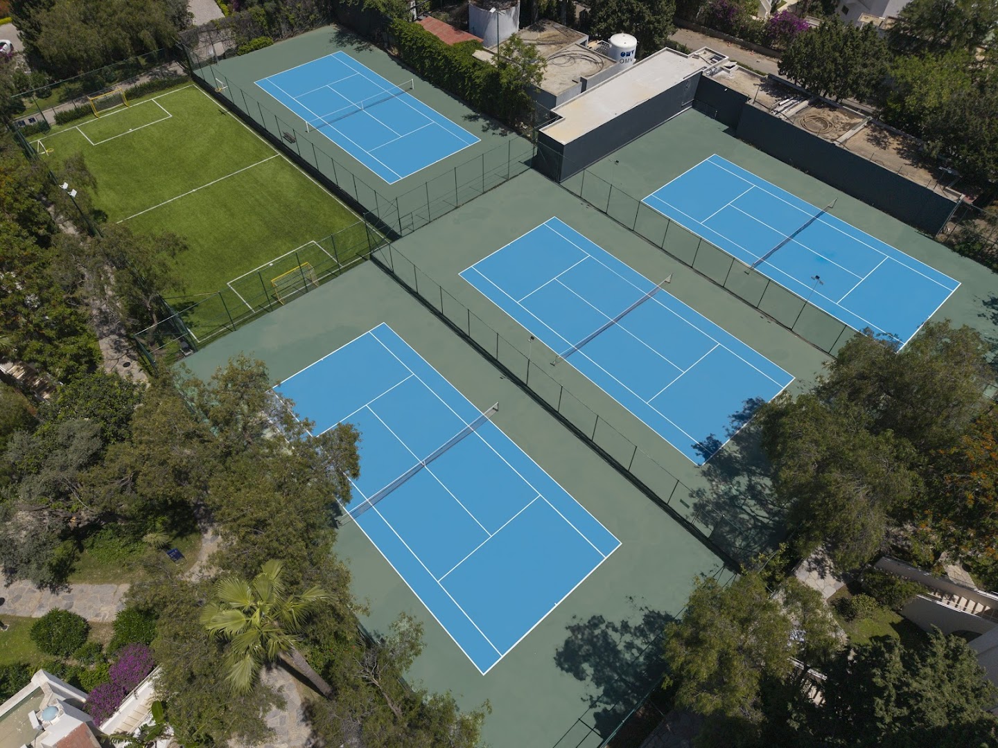 DoubleTree by Hilton Bodrum Isil Club Resort tenisa korti un futbola laukums no putna lidojuma Bodrumas piekrastē