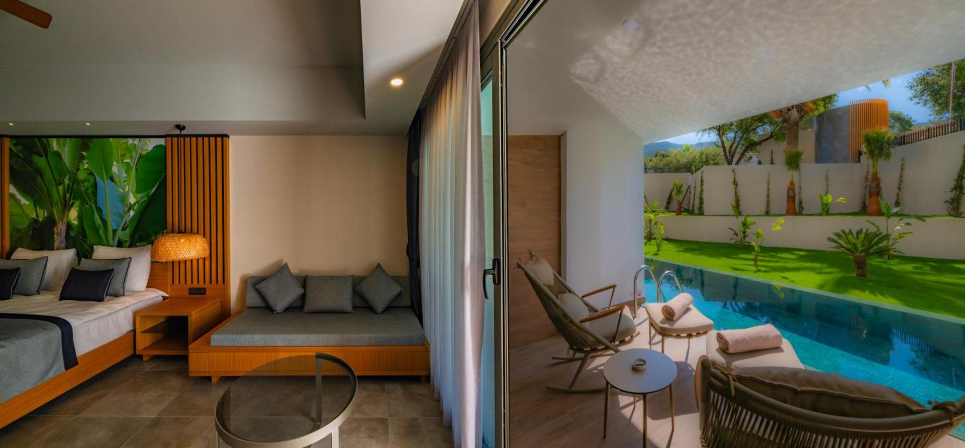 Samara Hotel Bodrum numurs ar tiešu piekļuvi privātam baseinam un terasi, aprīkotu ar atpūtas krēsliem un dārza zonu