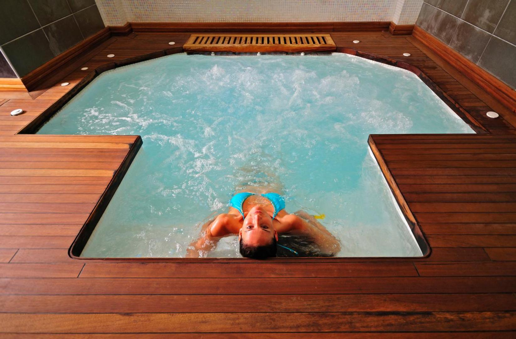 Samara Hotel Bodrum spa zonas džakuzi ar koka apdari un burbuļvannu relaksācijai viesnīcas iekštelpās