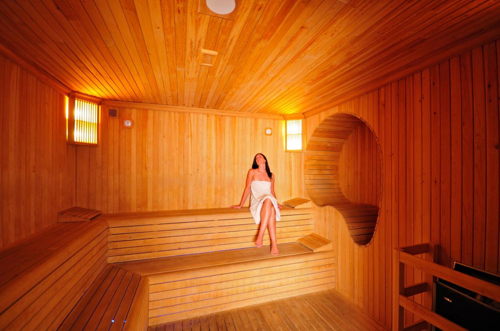 Samara Hotel Bodrum spa centra koka sauna ar relaksācijas zonu un siltu apgaismojumu mierpilnai atpūtai