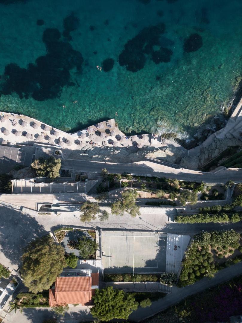 Peninsula Resort & Spa skats no putna lidojuma uz piekrastes zonu, tenisa kortu un dzidri zilo jūras ūdeni Krētā