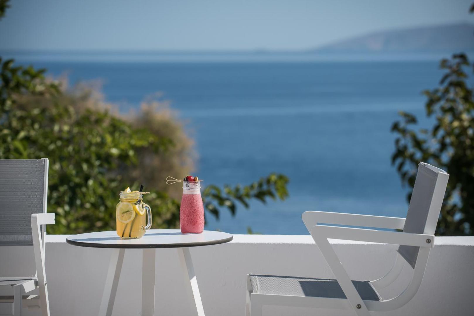 Atsvaidzinoši dzērieni uz Peninsula Resort & Spa terases ar panorāmas skatu uz zilo Vidusjūru saulainā dienā