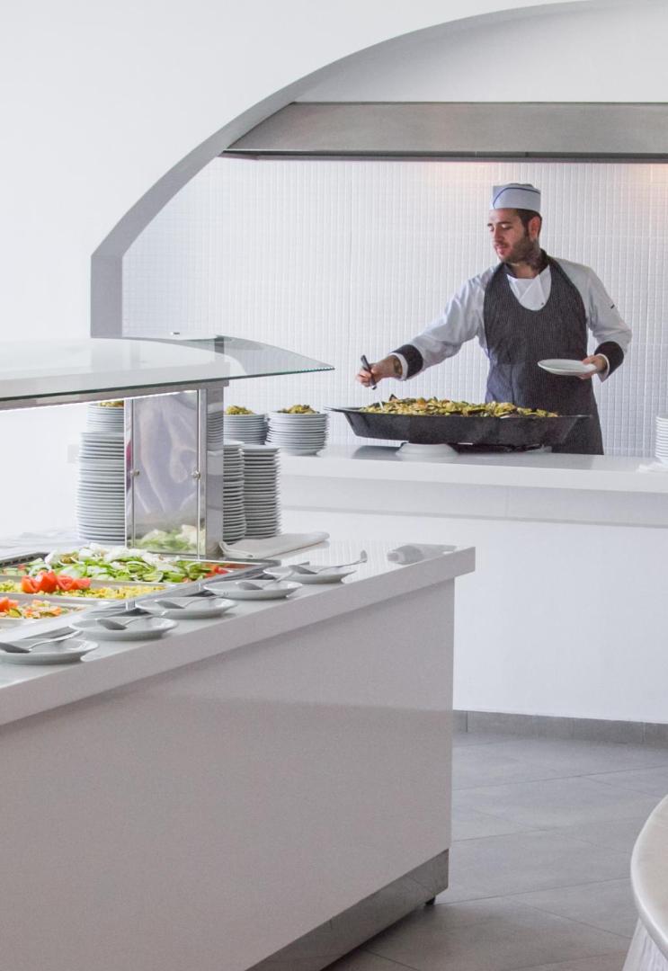 Peninsula Resort & Spa šefpavārs gatavo ēdienu atvērtā tipa bufetes restorānā, piedāvājot svaigus dārzeņus un siltos pamatēdienus