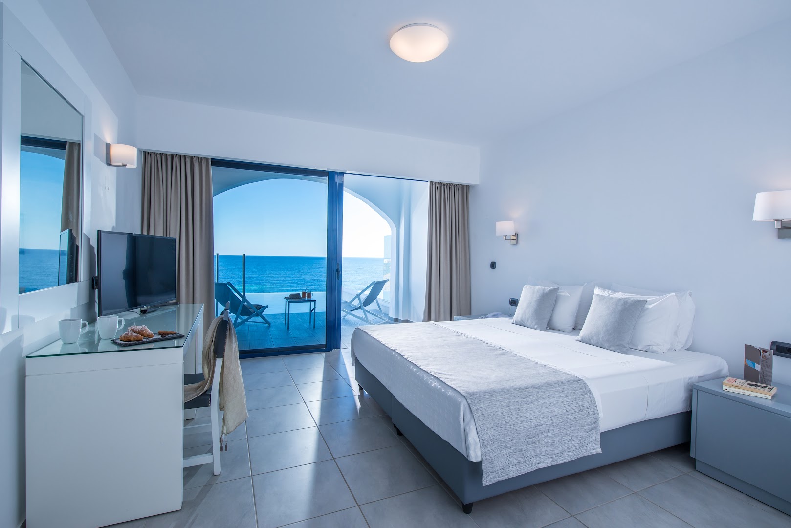 Peninsula Resort & Spa plašs numurs ar lielu terasi un skatu uz jūru Agia Pelagia — darba zona un atpūtas krēsli
