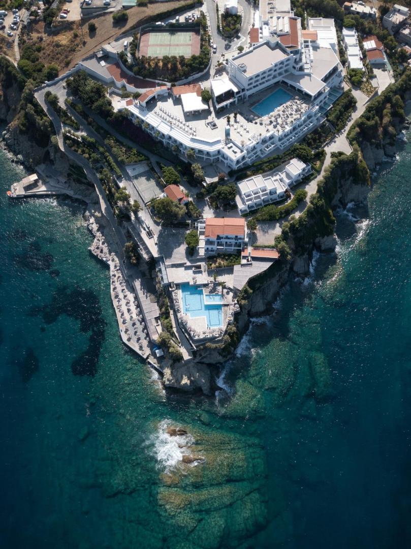 Aerofoto uz Peninsula Resort & Spa teritoriju ar tenisa kortiem, baseiniem un sauļošanās terasēm uz pussalas