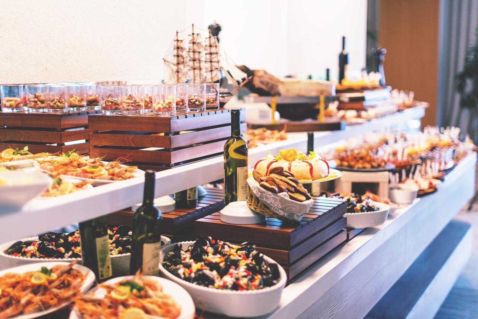 Carine Hotel Park restorāna bufetes galds ar jūras veltēm, mīdijām un uzkodām — bagātīga starptautiskā virtuve Melnkalnē
