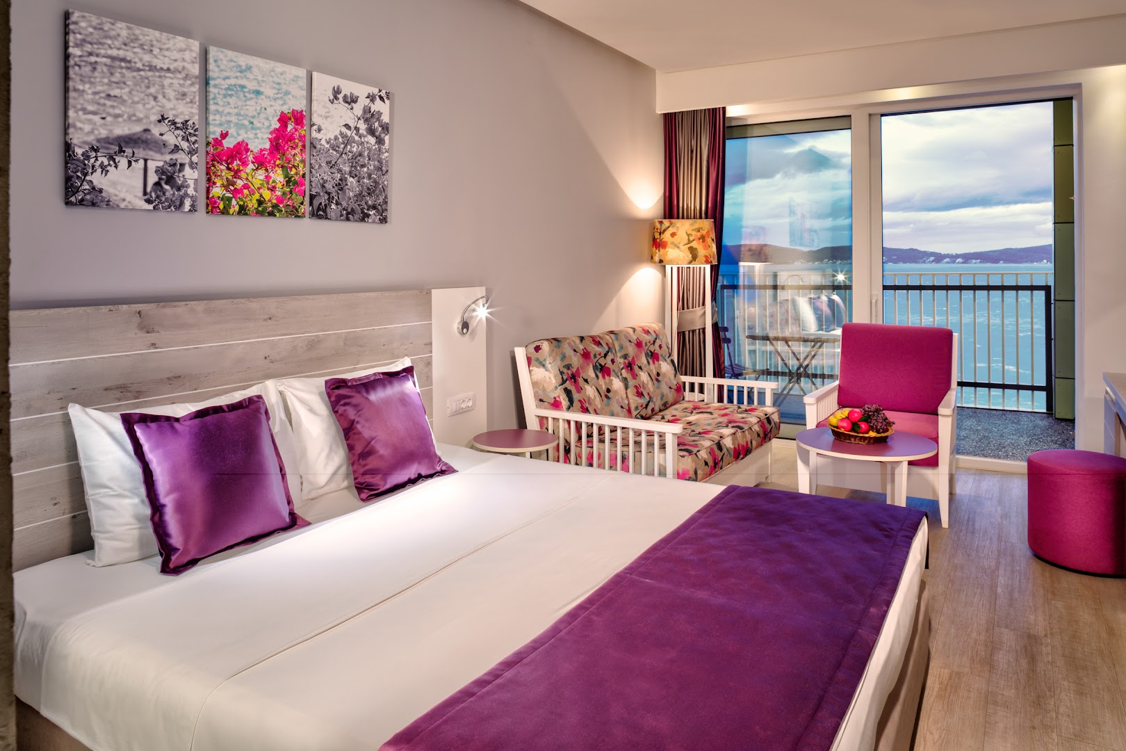 Carine Hotel Park moderns numurs ar violetiem akcentiem, divguļamo gultu un balkonu ar skatu uz Adrijas jūru Melnkalnē