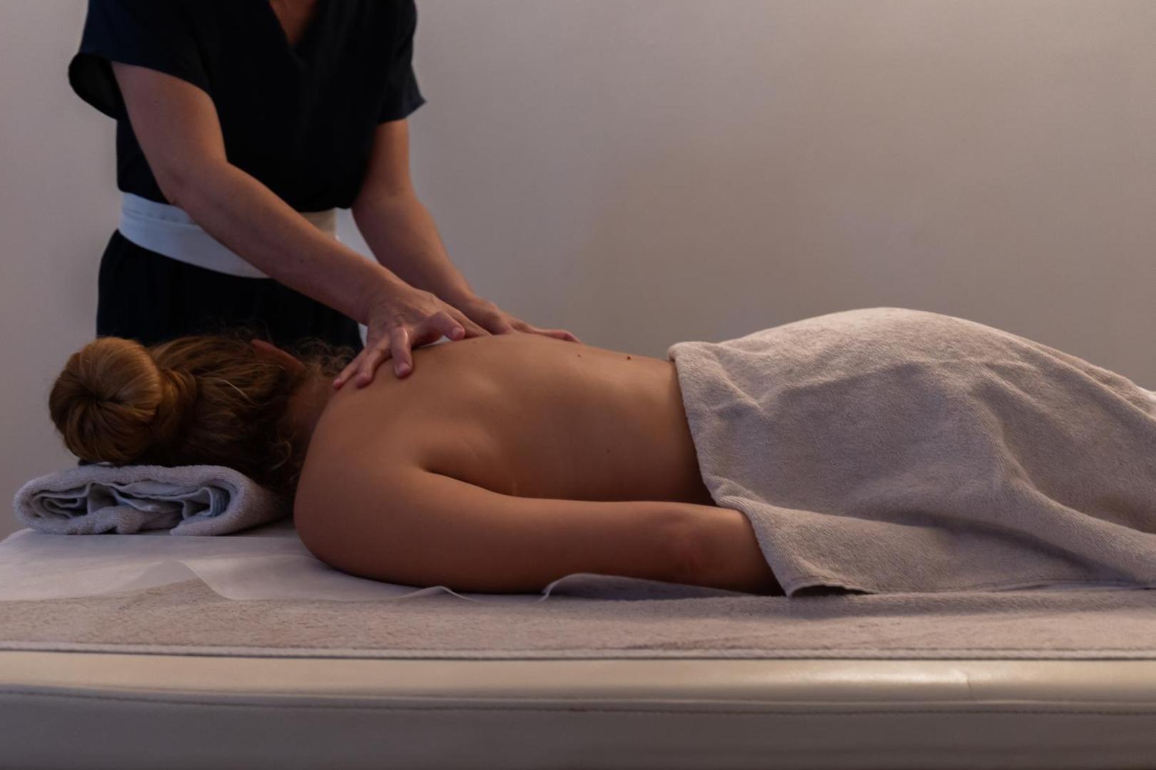 Relaksējoša muguras masāža Ariadne Beach viesnīcas spa centrā, ko veic profesionāls speciālists mierīgā gaisotnē