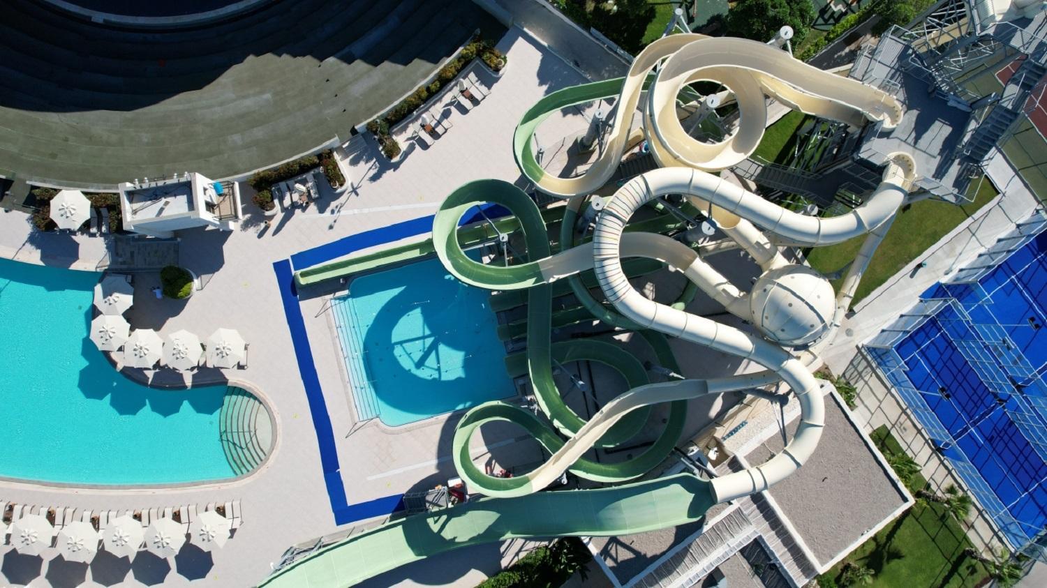 Ela Excellence Resort Belek akvaparks ar vairākiem krāsainiem un līkumotiem ūdens slidkalniņiem bērniem un pieaugušajiem Belekā