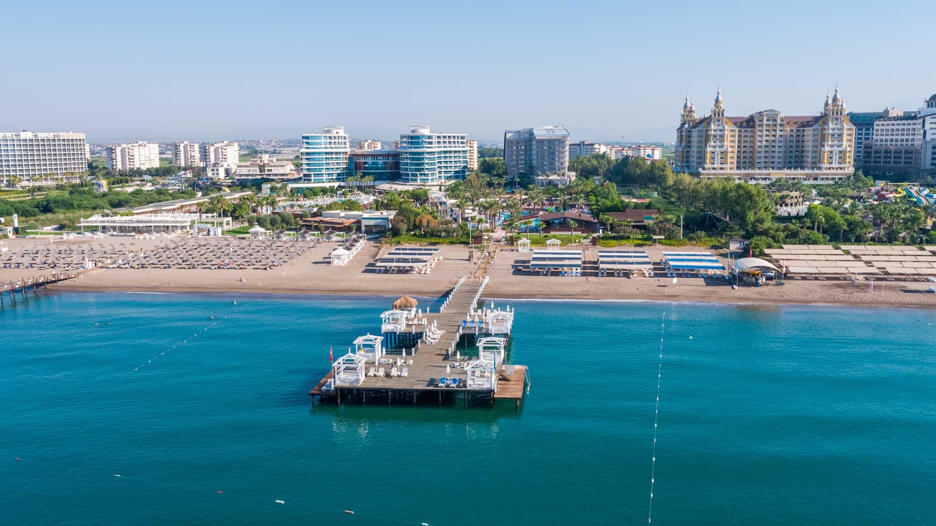 Liberty Hotels Lara skats no putna lidojuma uz pludmali, koka piestātni ar atpūtas zonām un Vidusjūras piekrasti Antaljā, Turcijā