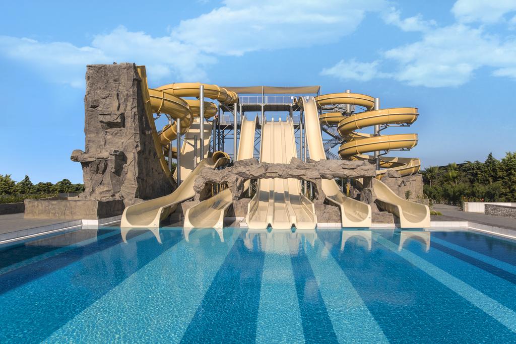 Aska Lara Resort & Spa lielie ūdens slidkalniņi un zilais baseins akvaparka zonā Antālijā