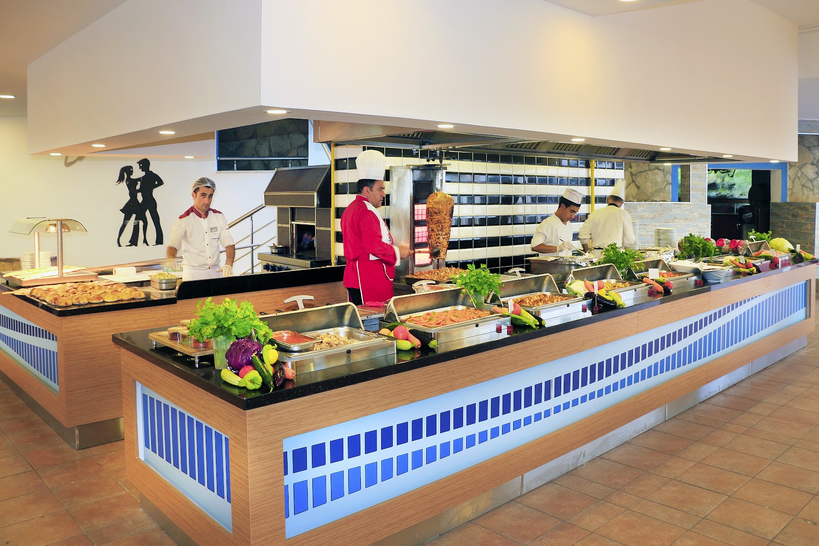 Club Aqua Plaza šefpavāri gatavo ēdienus atvērtā tipa bufetes zonā, piedāvājot svaigus dārzeņus un tradicionālos gaļas ēdienus