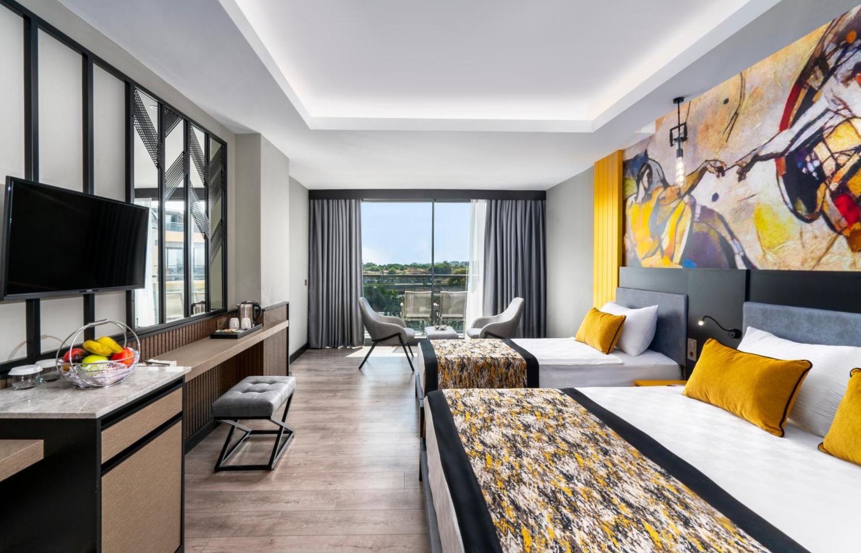 Arnor De Luxe Hotel & Spa gaišs numurs ar divām atsevišķām gultām, mākslas sienu un panorāmas logu uz balkonu