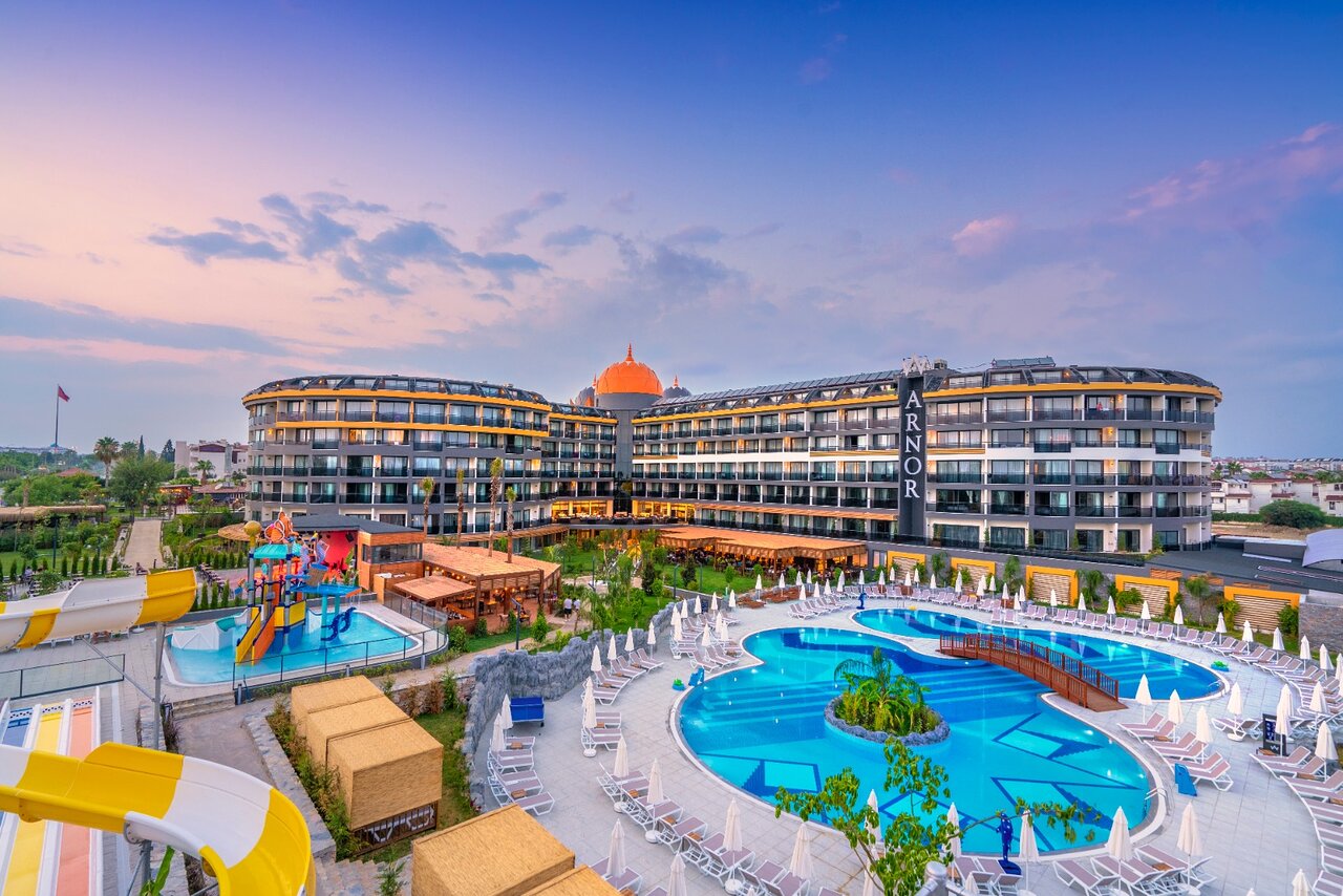Arnor De Luxe Hotel & Spa kopskats saulrietā Side, Turcijā — liels āra baseins, bērnu ūdens atrakcijas un viesnīcas korpuss