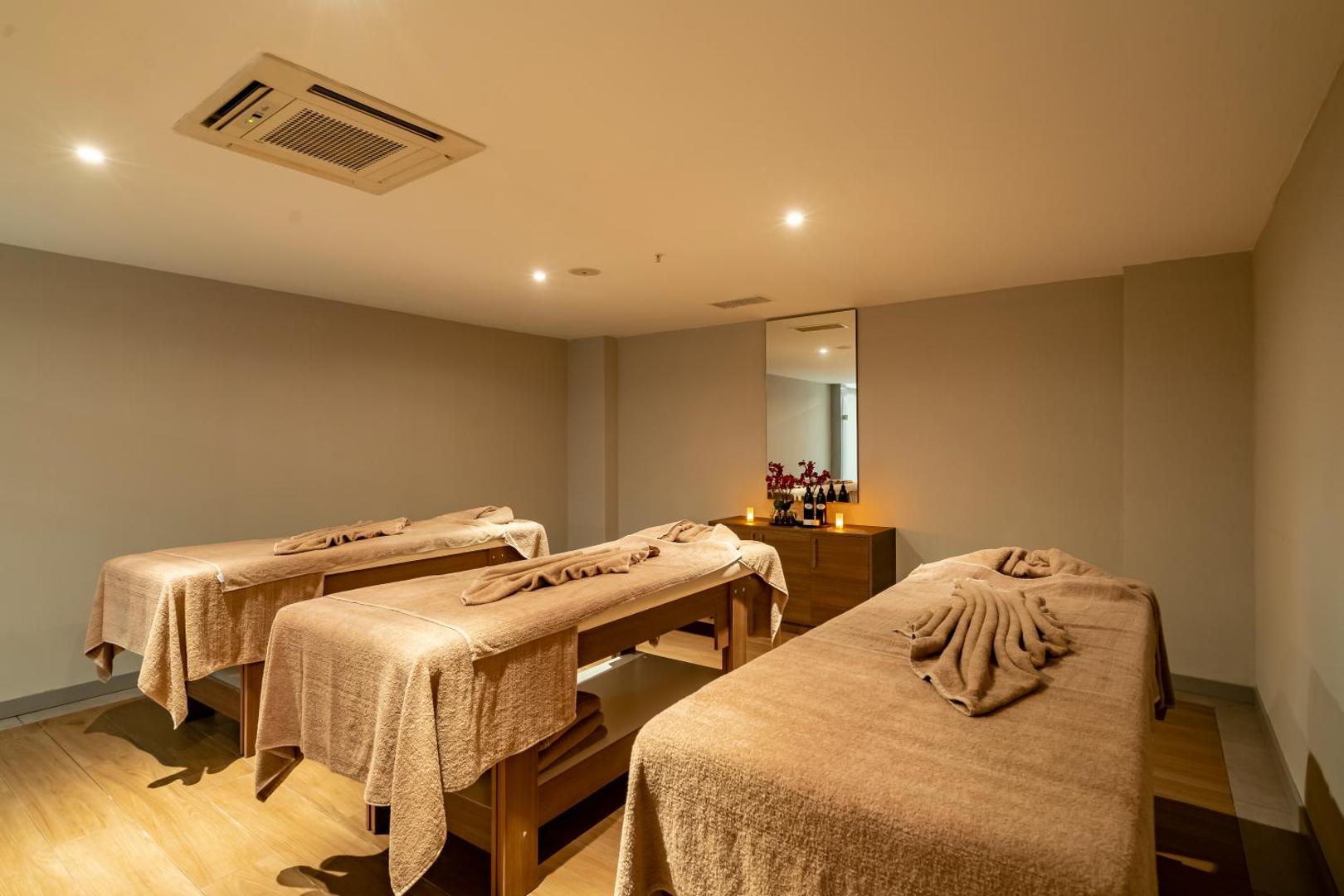 Megasaray Westbeach Antalya spa procedūru telpa ar trim masāžas galdiem, siltu apgaismojumu un mierīgu atmosfēru Antaljā