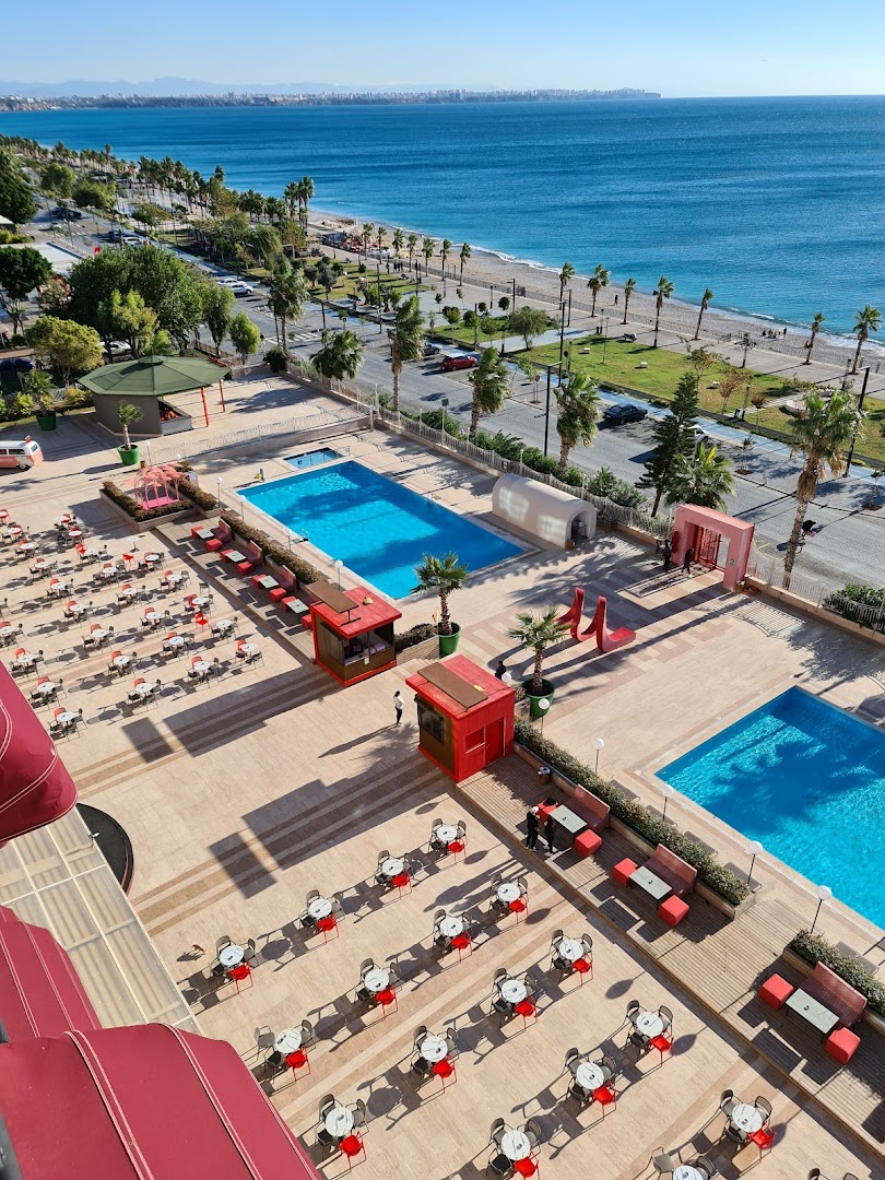 Megasaray Westbeach Antalya skats no augšas uz āra baseiniem, terasi un Konjalti pludmali Antaljā, Turcijā