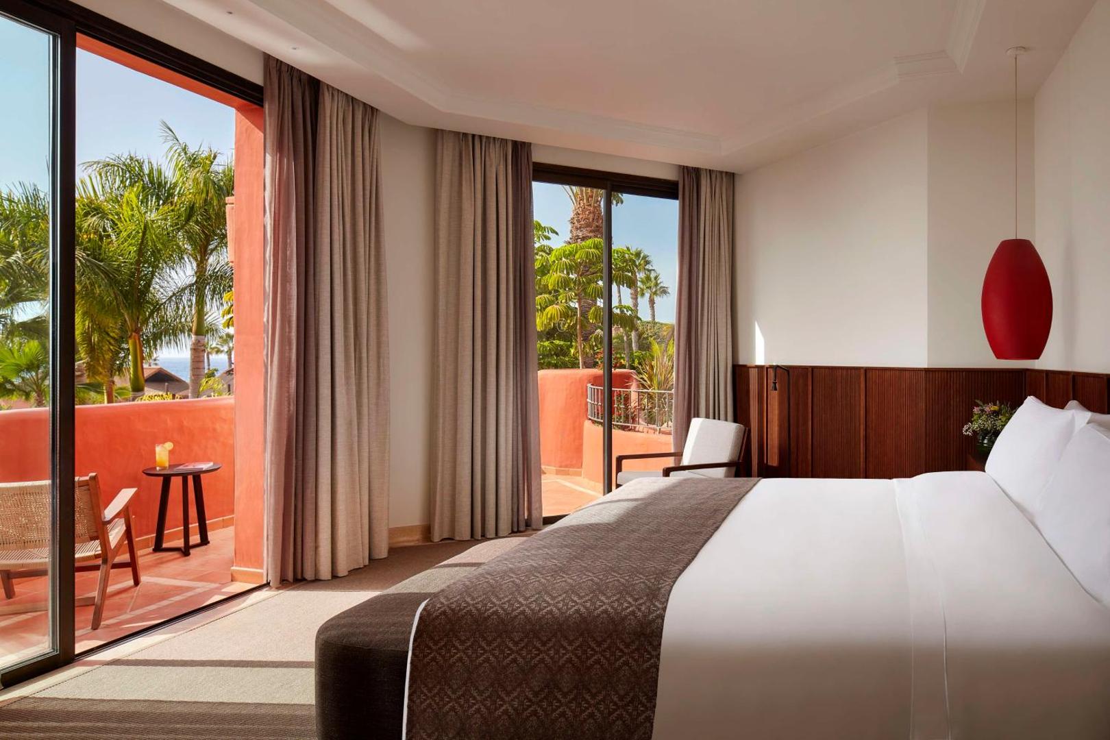 Gaišs Tivoli La Caleta Tenerife Resort numurs ar plašu terasi, skatu uz palmām un modernu interjeru Tenerifē