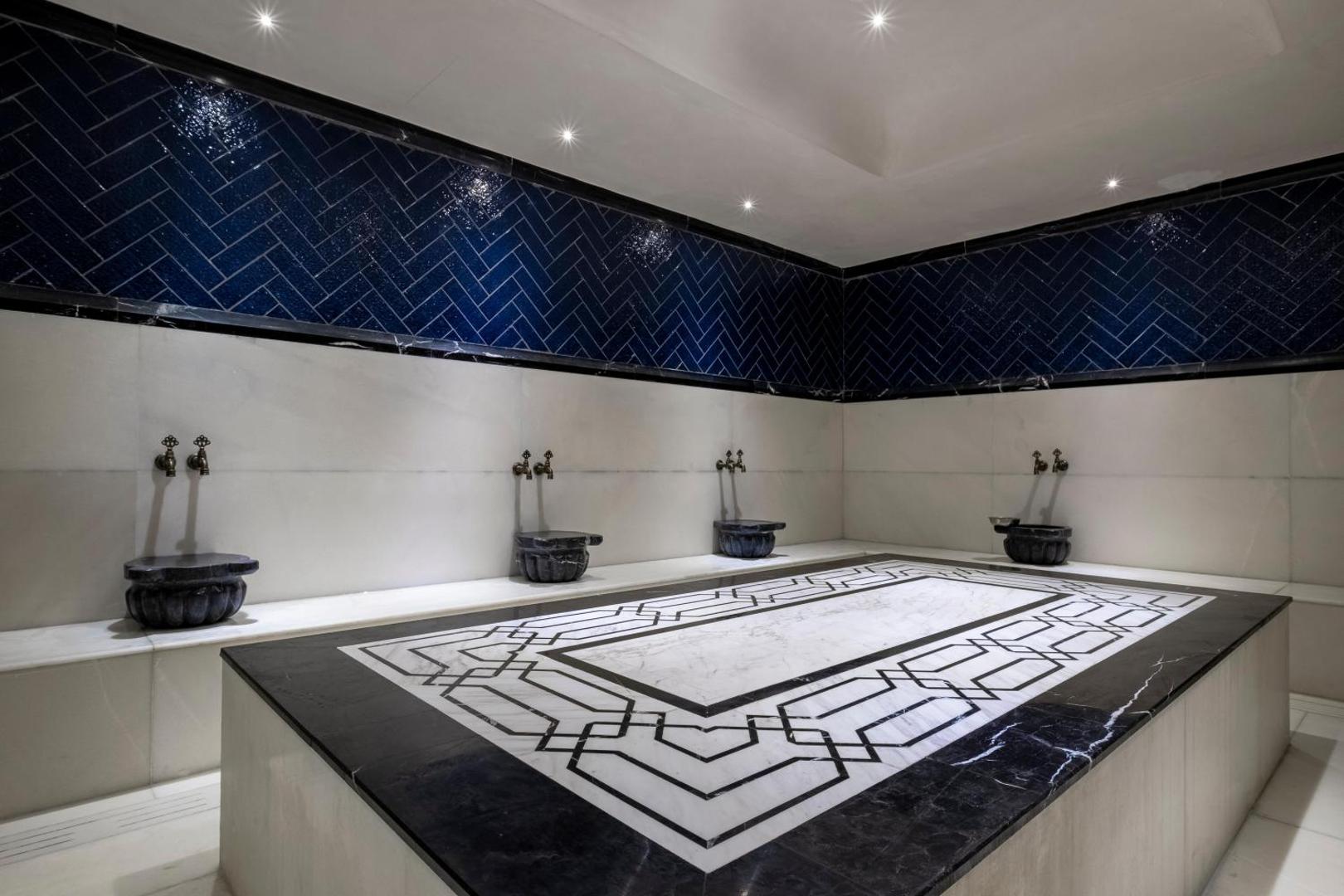 Rubi Platinum Sign spa centra tradicionālais turku hamams ar marmora apdari un zilu flīžu rakstiem Alanjas reģionā