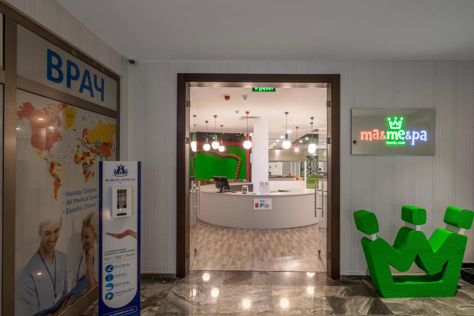 Rubi Platinum Sign viesnīcas bērnu kluba ma&me&pa ieeja un reģistratūra Alanjā, Turcijā — krāsains un mūsdienīgs interjers mazajiem viesiem