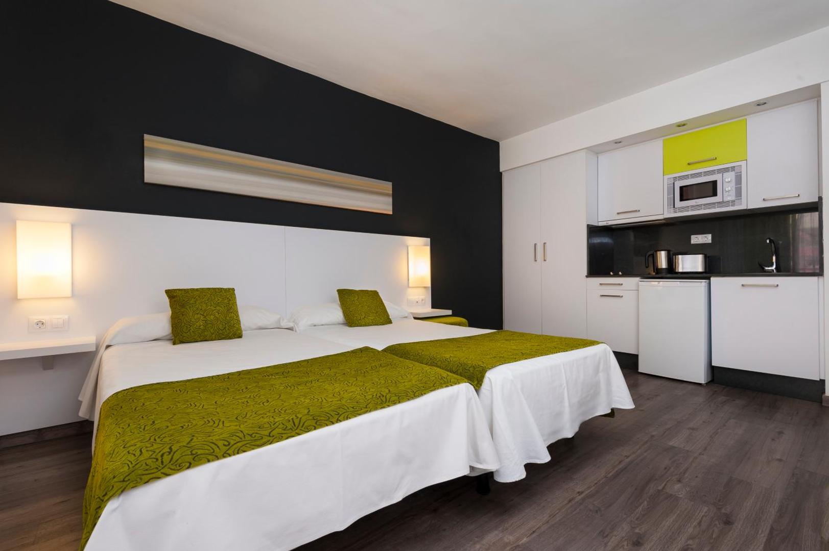 Kn Columbus Aparthotel studijas numurs ar pilnībā aprīkotu virtuvi un ērtām gultām — funkcionāls risinājums ceļotājiem