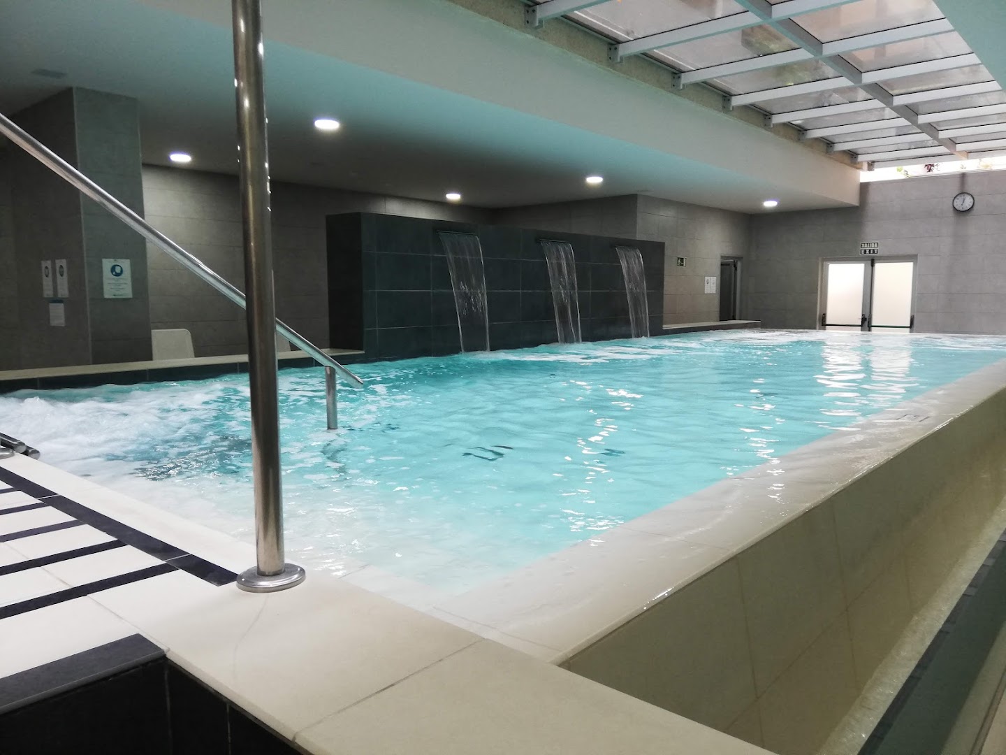 Kn Columbus Aparthotel spa komplekss ar apsildāmu iekštelpu baseinu, hidromasāžas elementiem un stikla jumtu dabiskajam apgaismojumam