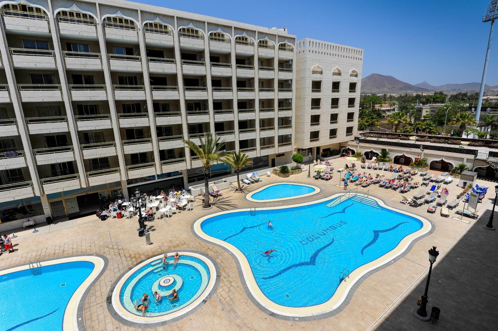 Kn Columbus Aparthotel āra baseinu komplekss ar bērnu baseinu un atpūtas zonu Playa de las Americas