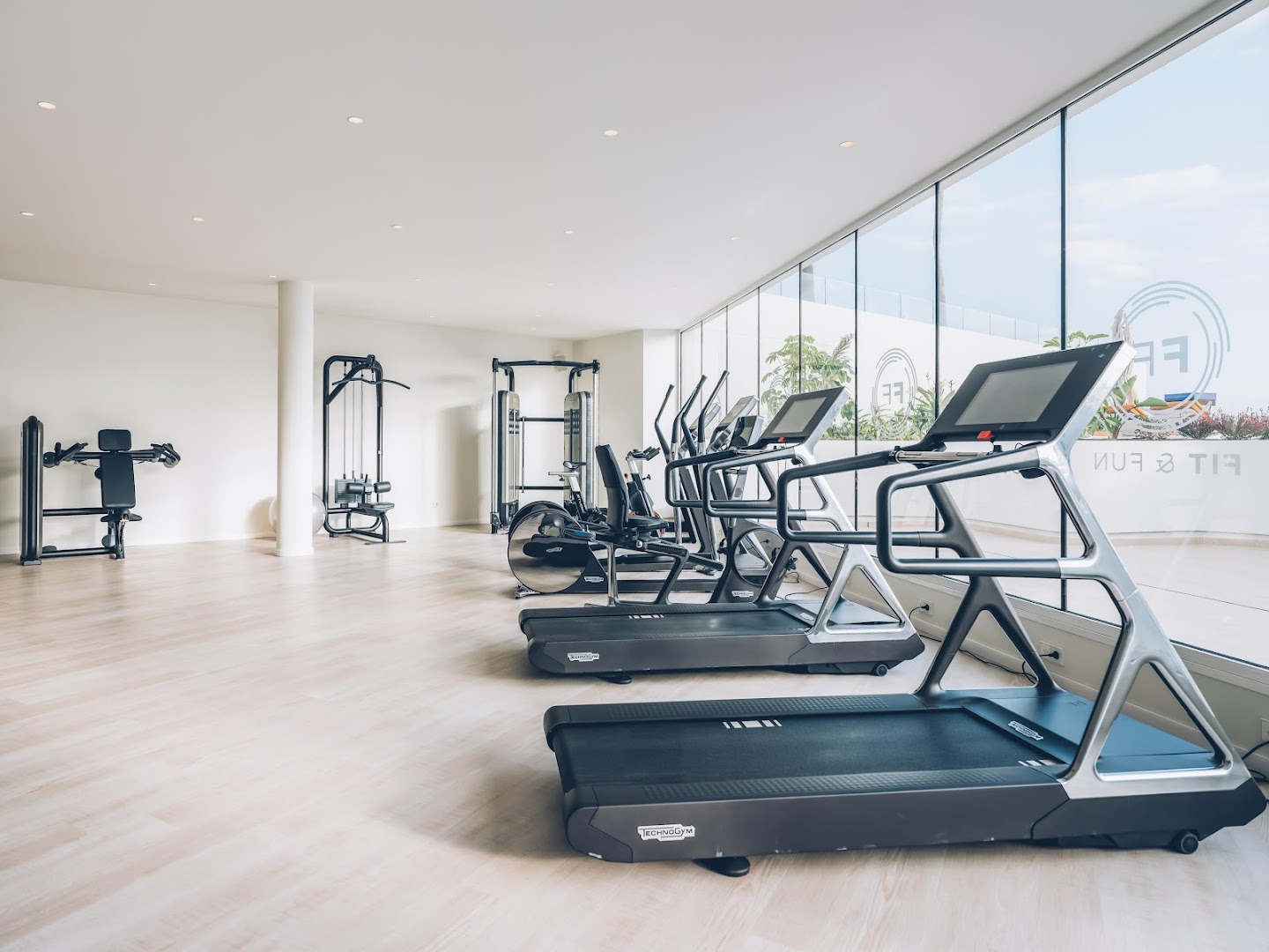 Iberostar Sabila mūsdienīgais fitness centrs ar Technogym skrejceliņiem un plašiem logiem uz āra terasi