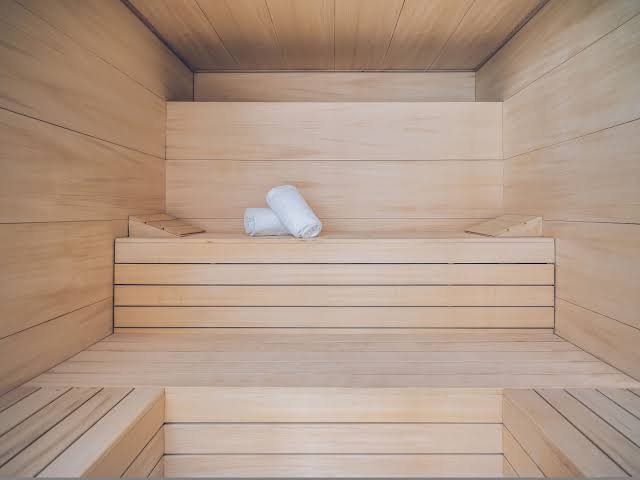 Iberostar Sabila viesnīcas gaiša koka sauna ar tīriem dvieļiem relaksācijai spa zonā Tenerifē