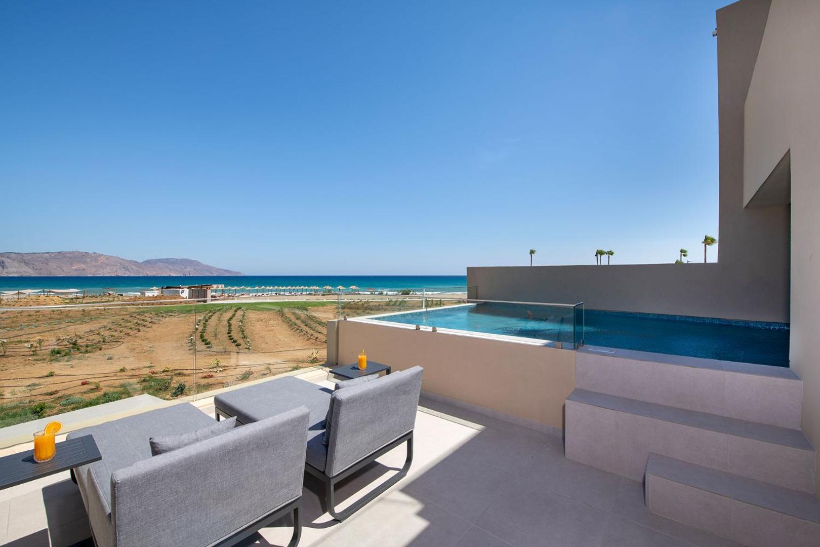 Ventale Island Breeze Resort privātā terase ar sauļošanās krēsliem un nelielu baseinu ar skatu uz jūru