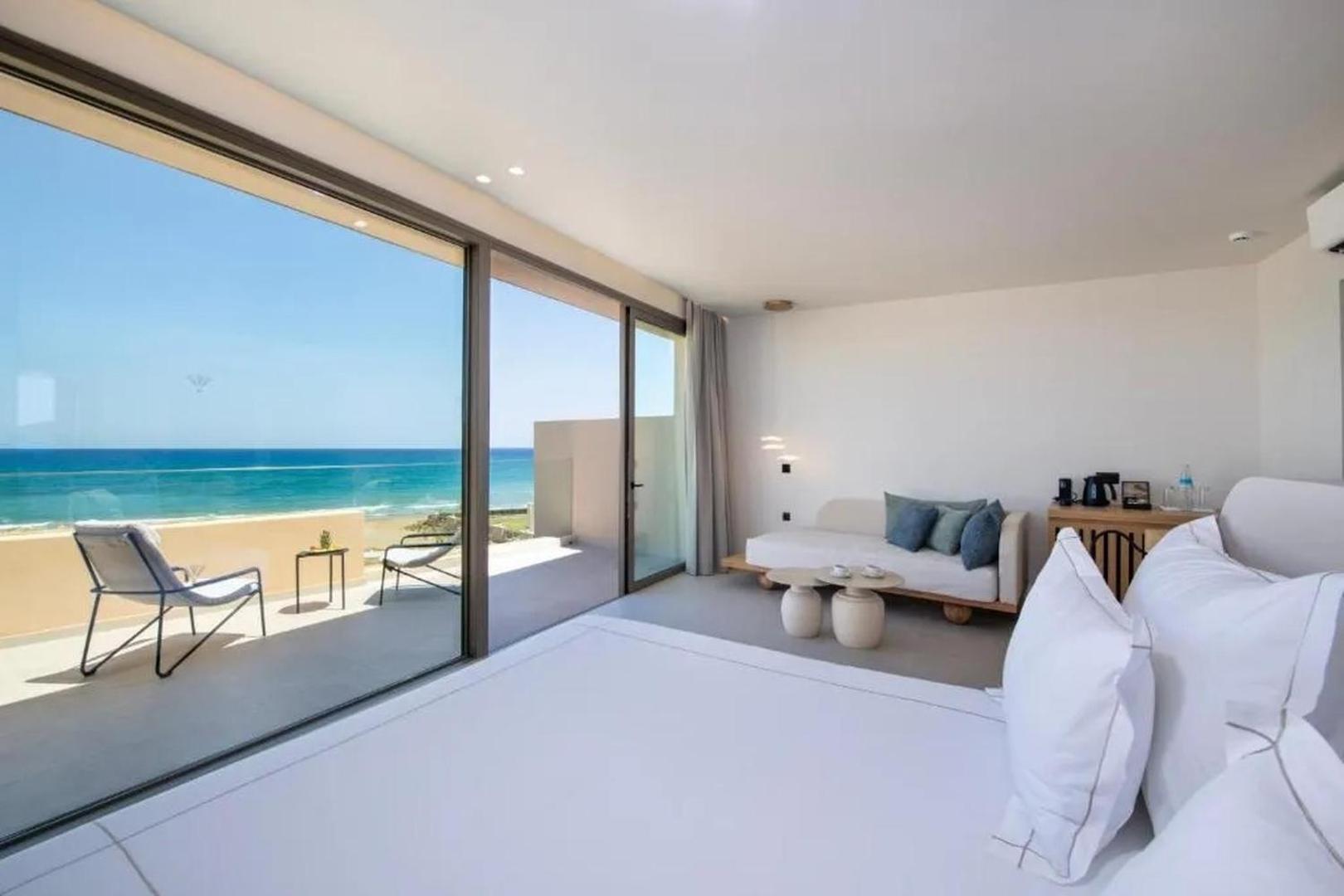 Ventale Island Breeze Resort gaišs numurs ar skatu uz jūru, privātu terasi un atpūtas zonu piekrastē