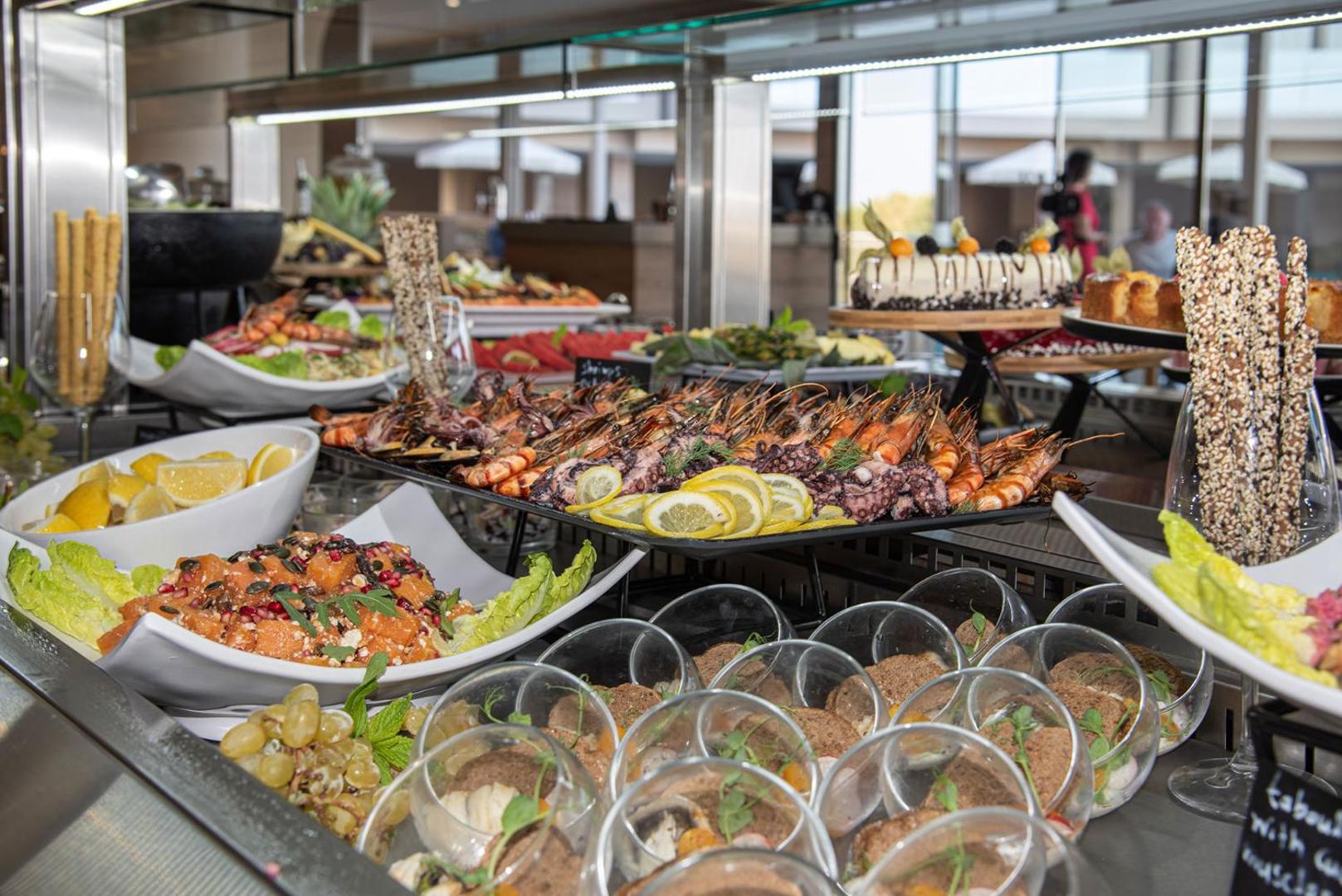 Ventale Island Breeze Resort restorāna bufetes zona ar plašu jūras velšu izvēli, grilētām garnelēm un svaigiem salātiem viesu maltītēm.