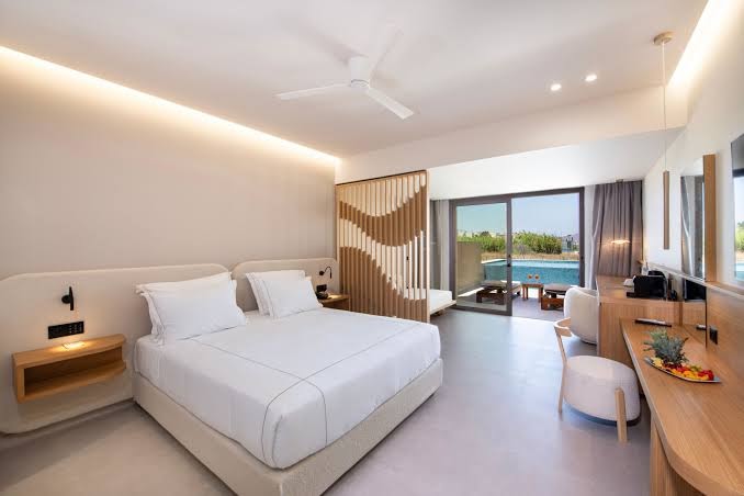 Ventale Island Breeze Resort moderns numurs ar tiešu piekļuvi baseinam, gaišu interjeru un koka apdares elementiem