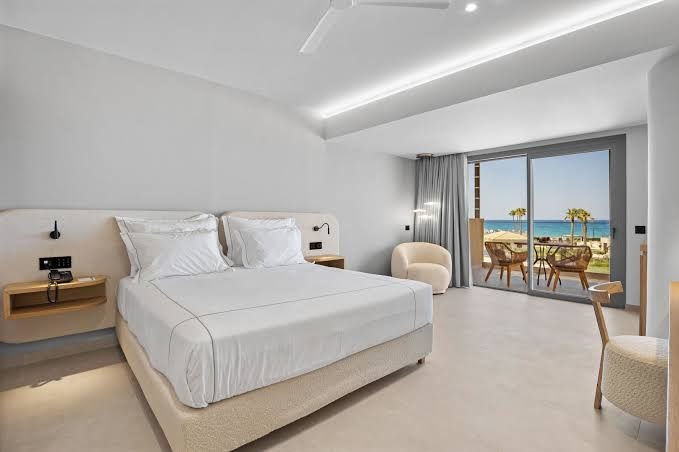Ventale Island Breeze Resort plašs numurs ar balkonu, no kura paveras skats uz pludmali un dārza mēbelēm