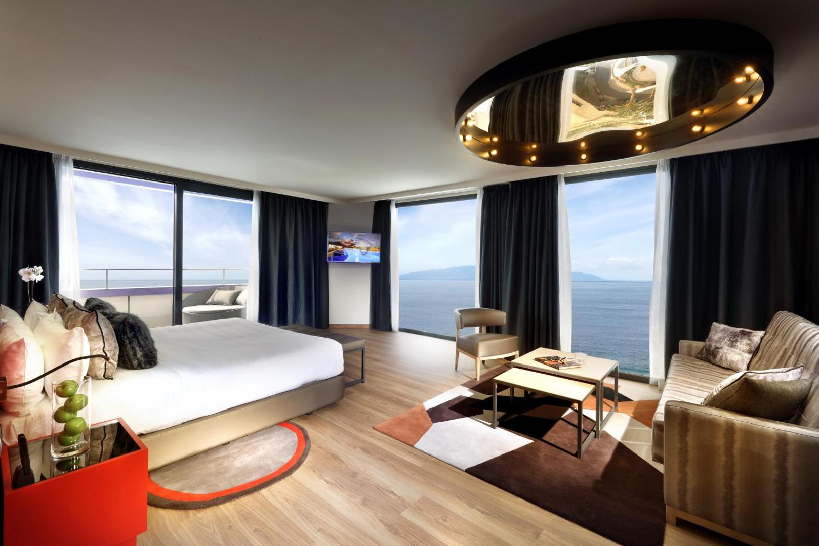 Plašs Hard Rock Hotel Tenerife luksusa numurs ar viesistabas zonu, balkonu un skatu uz jūru Tenerifē.