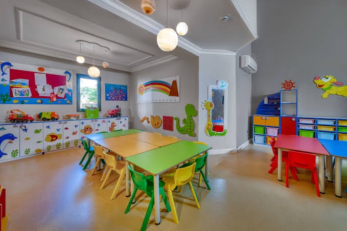 Seven Seas Palmeras Bay bērnu klubs ar krāsainiem galdiem, krēsliem un rotaļlietām radošām aktivitātēm iekštelpās