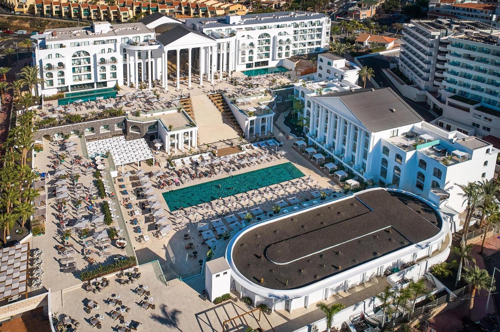 Guayarmina Princess viesnīcas kopskats no putna lidojuma Tenerifē — plaša teritorija ar baseiniem, sauļošanās terasēm un balto arhitektūru piekrastē