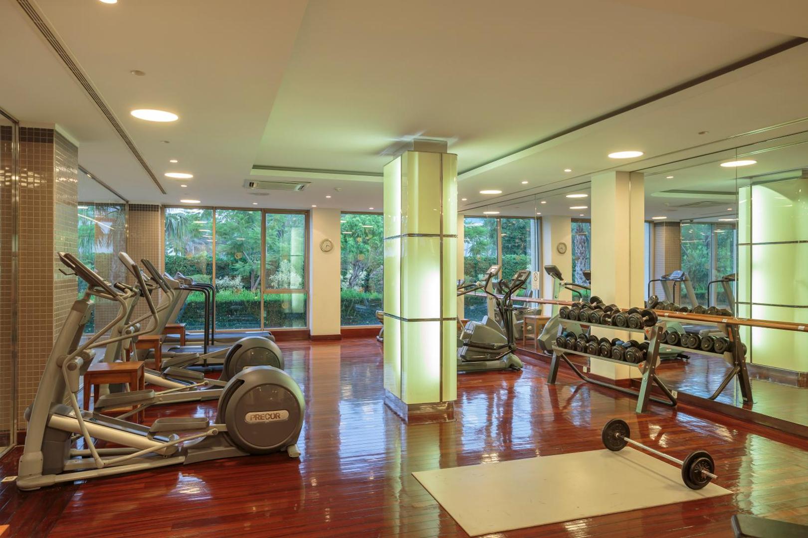 Sunis Elita Beach Resort fitness centrs ar trenažieriem, brīvajiem svariem un lieliem spoguļiem aktīvai atpūtai.