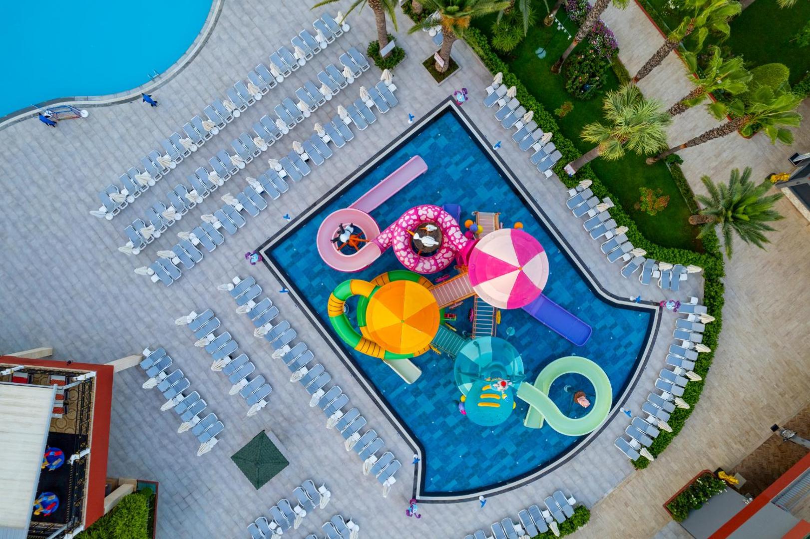 Delphin Deluxe akvaparks no putna lidojuma ar krāsainiem slidkalniņiem, bērnu baseinu un sauļošanās zonu Alanjas kūrortā