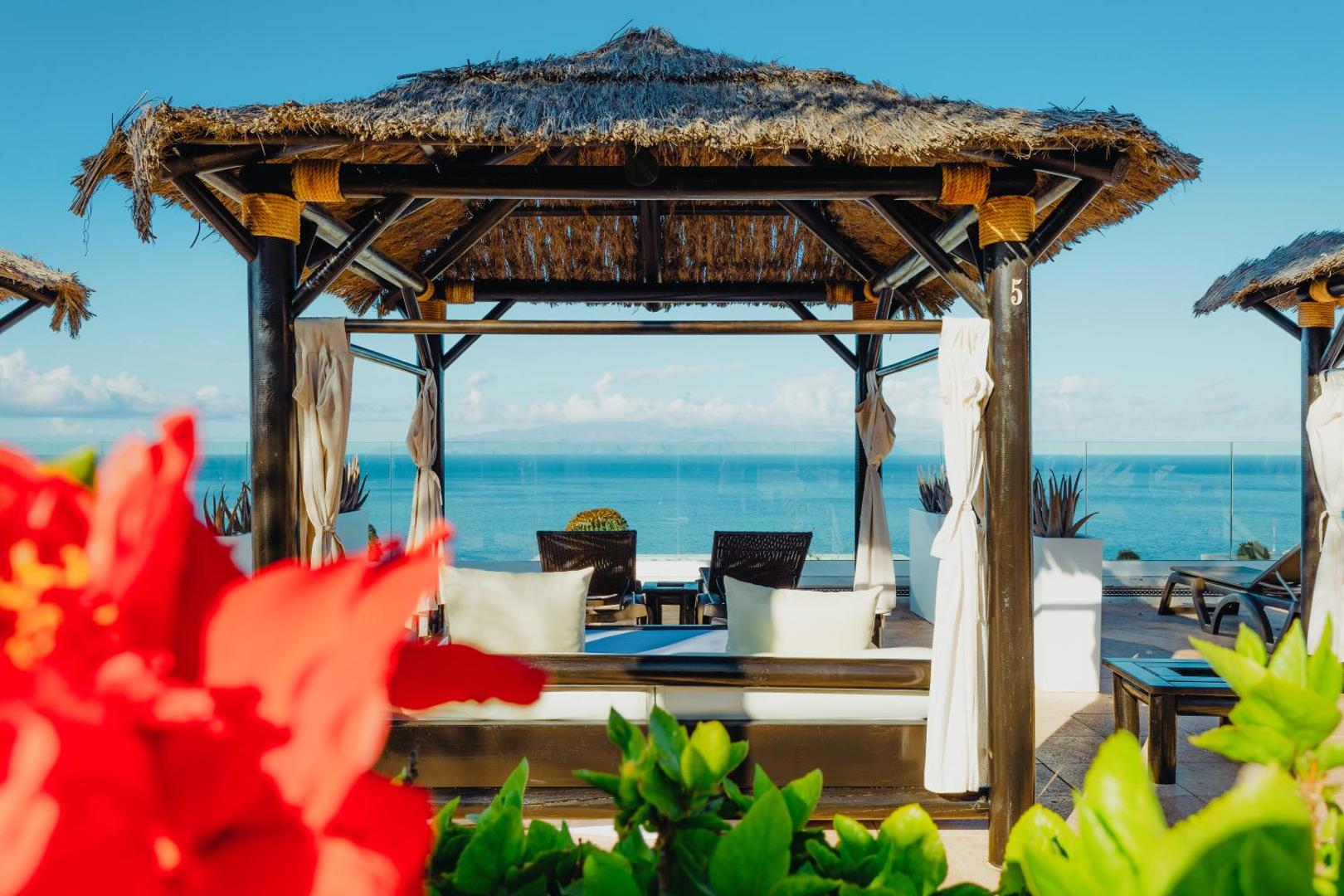 Landmar Costa Los Gigantes atpūtas zona ar nojumi un skatu uz okeānu Tenerifes piekrastē saulainā dienā