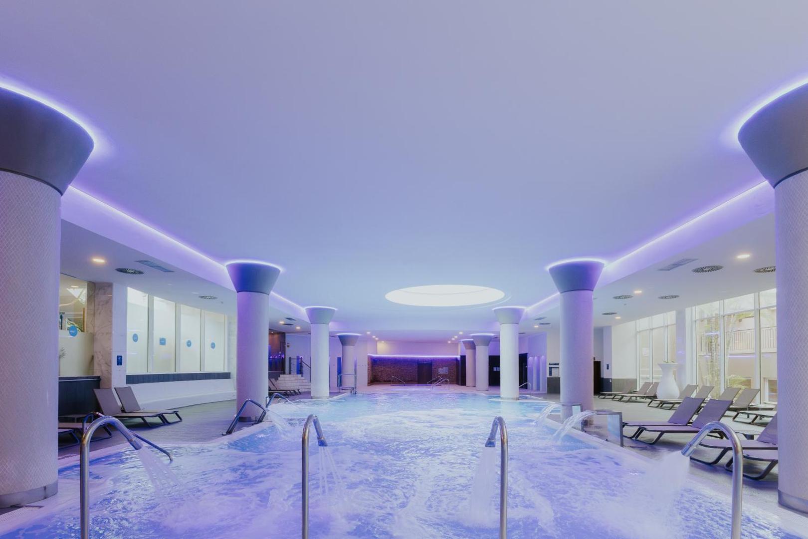Landmar Costa Los Gigantes viesnīcas iekštelpu spa baseins ar masāžas strūklām un violetu LED apgaismojumu Tenerifes kūrortā