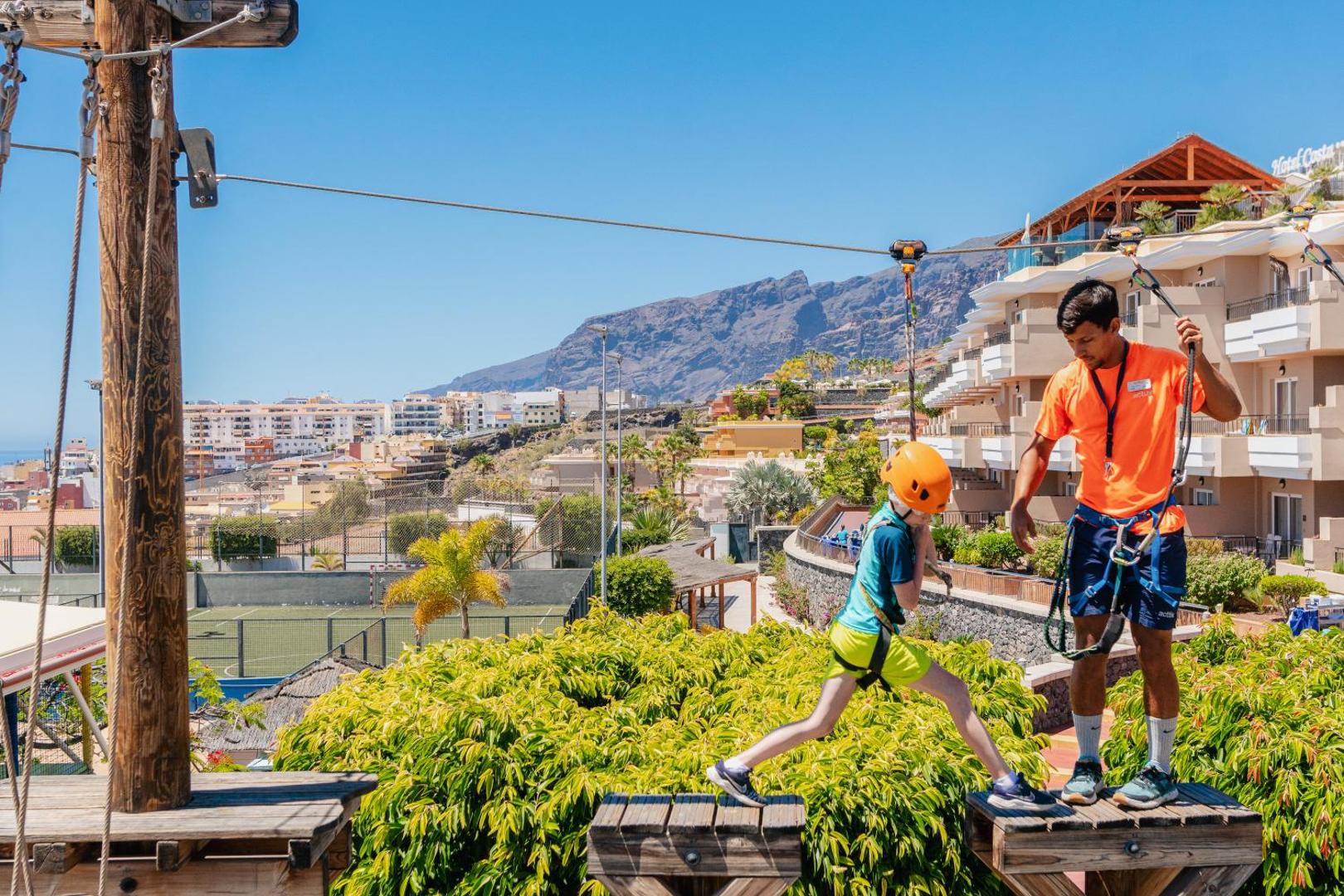 Landmar Costa Los Gigantes virvju trase un aktīvās atpūtas zona ar instruktoru un skatu uz pilsētu un kalniem Tenerifē